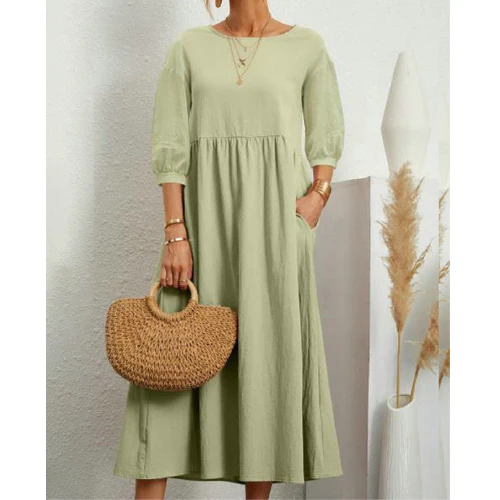 Robe d'été élégante avec des smocks et une longueur midi flatteuse – Image 7