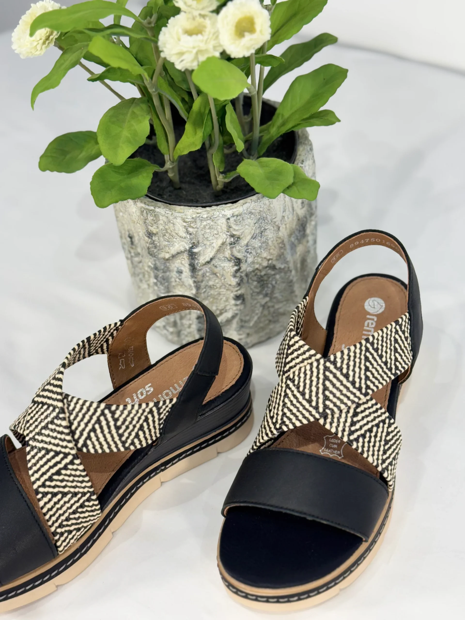 Sandale noire à semelle compensée Remonte D2L54-03 – Image 6