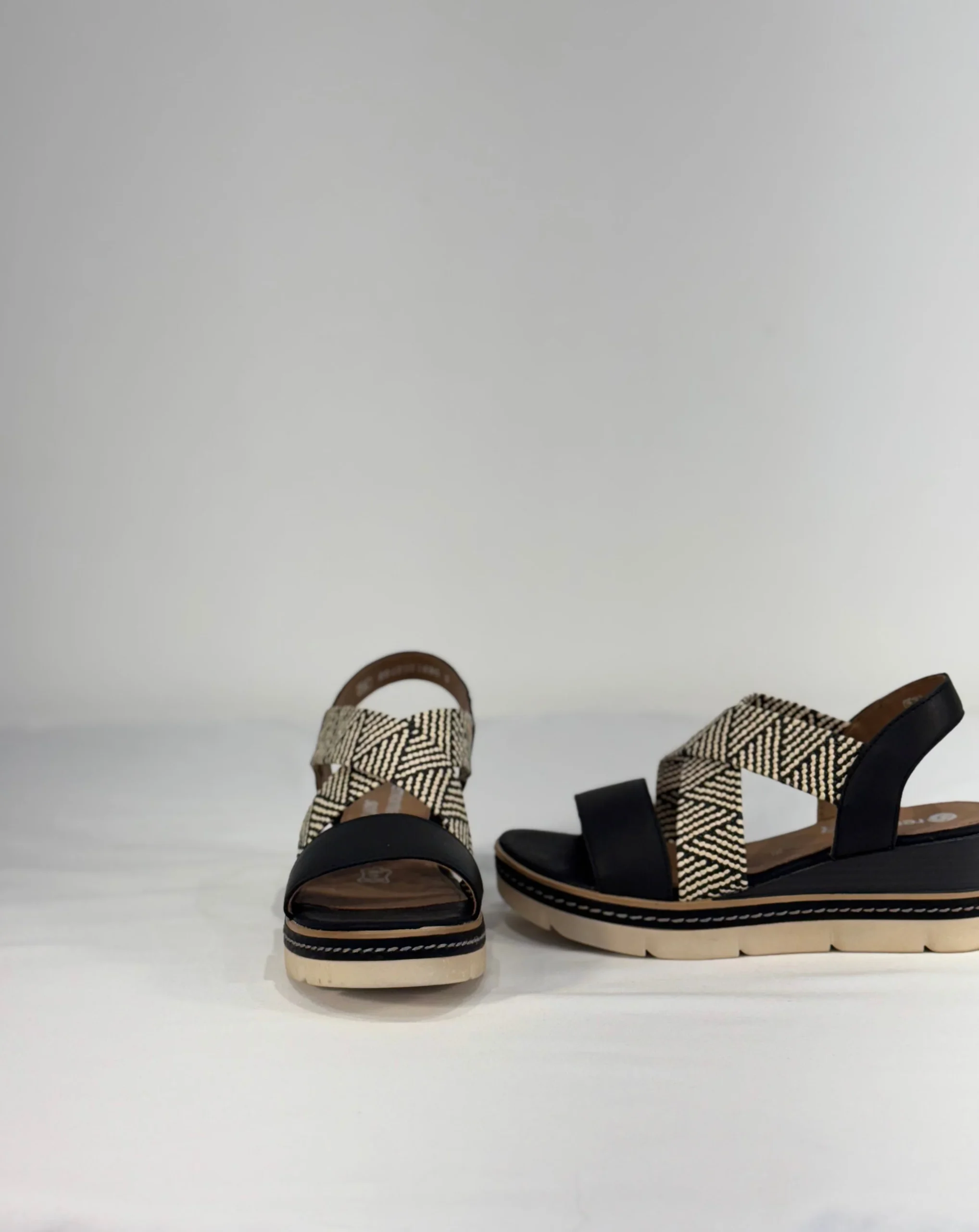 Sandale noire à semelle compensée Remonte D2L54-03