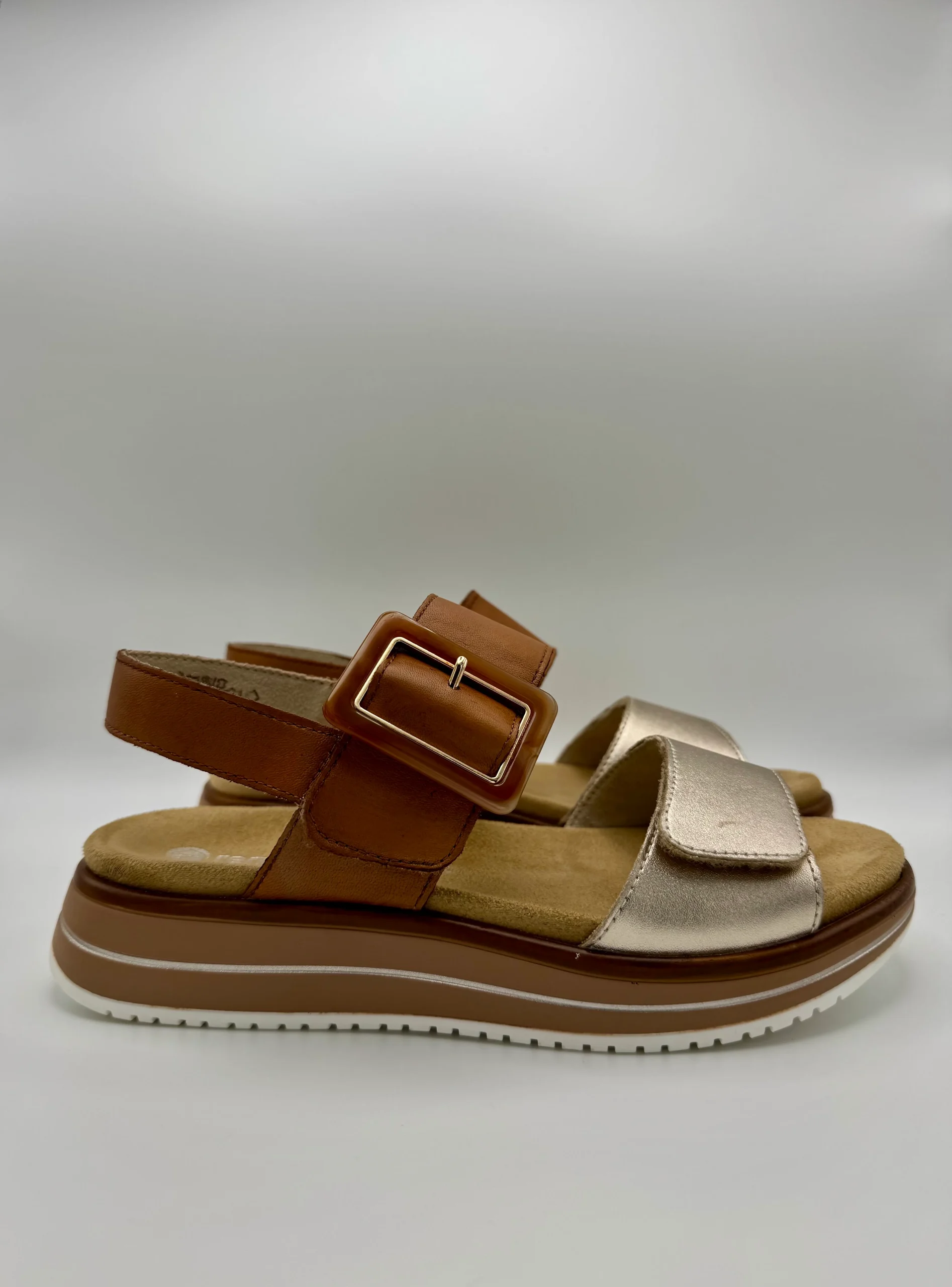 Sandale confort dorée et camel Remonte
