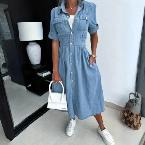 Élégante robe-chemise en jean pour femmes avec col boutonné, taille cintrée flatteuse et manches courtes de style midi