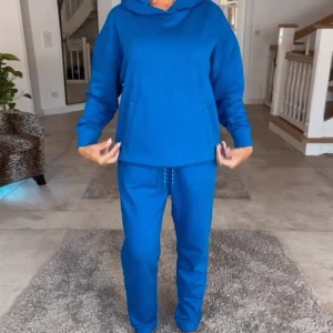 Ensemble confortable et décontracté avec sweat à capuche pour un look sportif