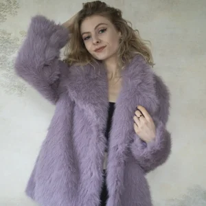 Manteau court en fausse fourrure