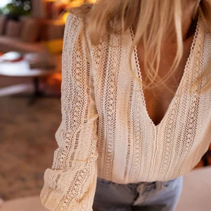 Haut basique chic – Col en V & coupe fluide