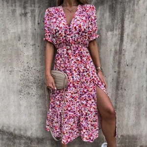 Élégante robe midi à fleurs pour femmes avec col en V, manches courtes bouffantes, taille cintrée et jupe évasée pour un look chic
