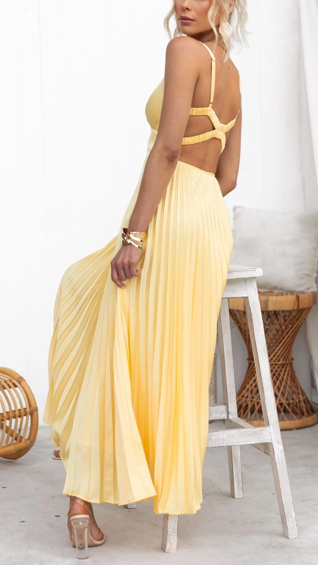Aby™ – Robe maxi plissée jaune à décolleté en V pour briller avec élégance – Image 4