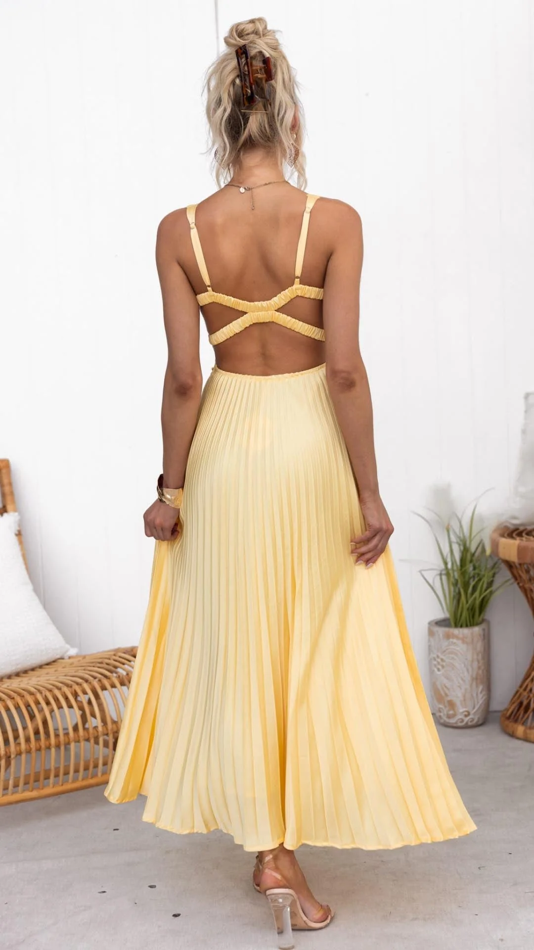 Aby™ – Robe maxi plissée jaune à décolleté en V pour briller avec élégance – Image 5