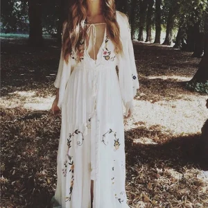 Robe Courte Brodée Col V Nouée