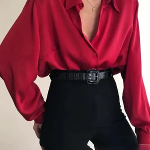 Chemisier élégant à manches longues pour femmes - chemise polyvalente pour les occasions décontractées et formelles, avec une coupe élégante