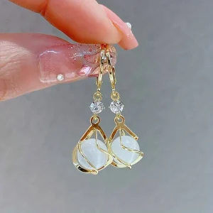 Boucles d'oreilles dorées pendantes en opale blanche vintage