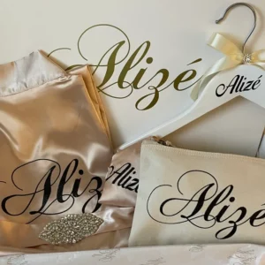 Coffret Mariée Personnalisé – Peignoir Satin, Nuisette, Ceinture Diamant & Accessoires Élégants