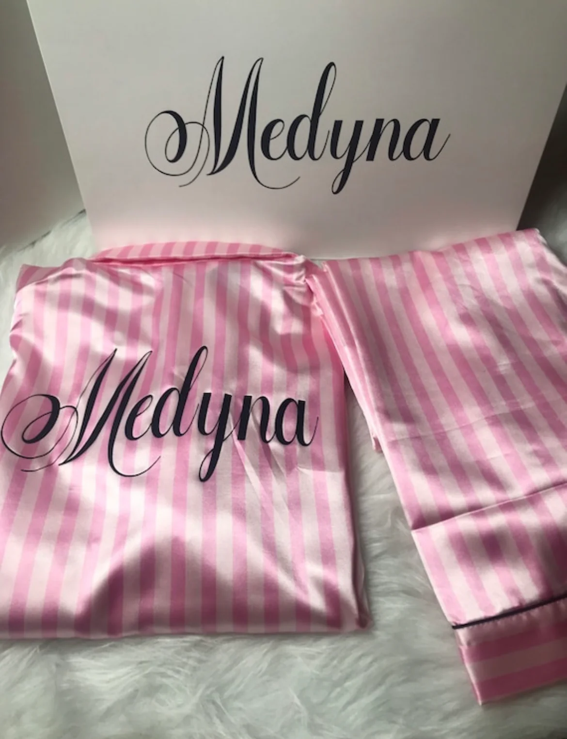 Pyjama en satin rayé rose et blanc personnalisé – Confort & élégance – Image 3