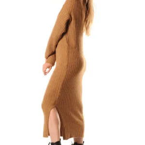 Robe marron en laine avec manches longues